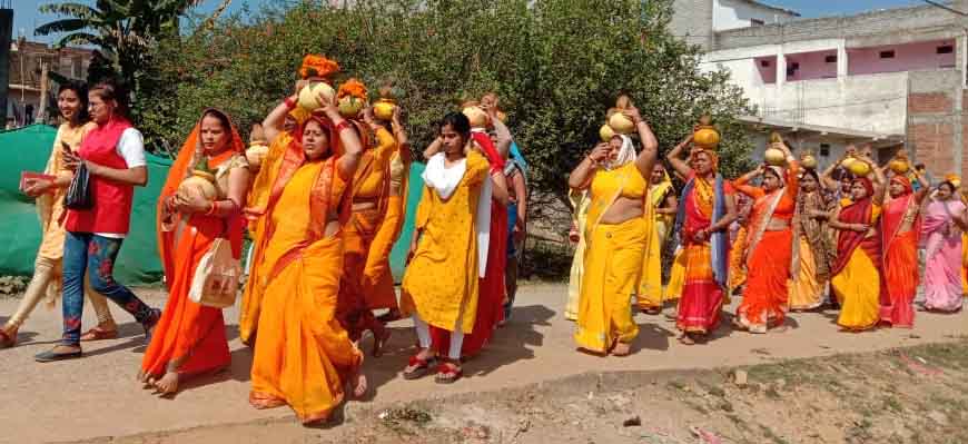 गोकथा से पहले निकाली गई कलश यात्रा।