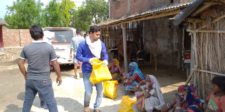 इंजीनियर दंपत्ति अपने क्षेत्र का रख रहे हैं ख्याल