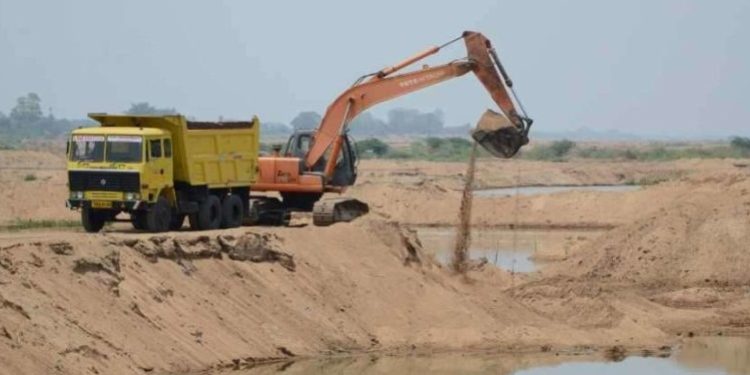 मशीनों से हो रहे खनन पर हाईकोर्ट ने लगाई रोक