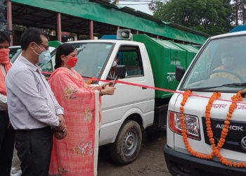 निगम ने उतारे 10 कूड़ा वाहन, महापौर अनीता ममगाईं  हरी झंडी दिखाते हुए