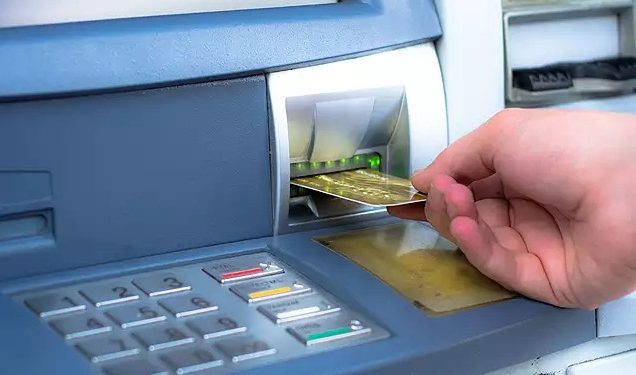 ग्रामीणों के ATM कार्ड पर शातिरों की नजर, कार्ड बदलकर कर देते हैं खेल