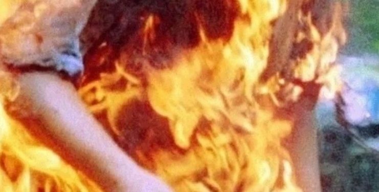 प्रेमिका से मिलने हर दिन उसके घर आता था प्रेमी, पिता ने जिंदा जला दिया