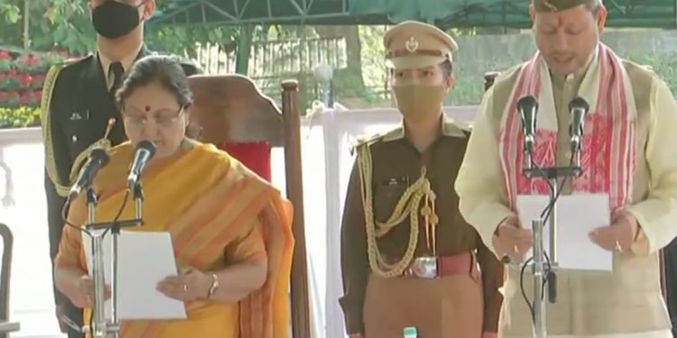 तीरथ सिंह रावत मुख्यमंत्री की शपथ लेते हुए, राज्यपाल बेबी रानी मौर्या दिला रही हैं शपथ
