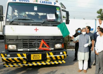 उत्तराखण्ड: राज्य में पहुँची पहली Oxygen Express, सीएम तीरथ ने ऑक्सिजन ट्रकों को हरी झंडी दिखा कर किया रवाना