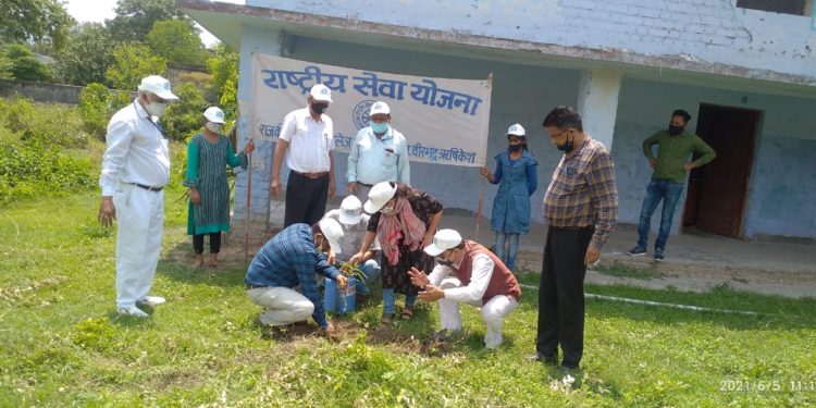 ऋषिकेश : NSS के स्वयंसेवकों तथा नमामि गंगे के संयुक्त तत्वाधान में विश्व पर्यावरण दिवस पर वृक्षारोपण कार्यक्रम किया गया राजकीय इंटर कॉलेज आईडीपीएल वीरभद्र के प्रांगण में