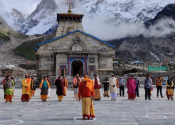 श्री केदारनाथ: मंदिर प्रांगण में केदारनाथ के तीर्थ पुरोरहितों, मंदिर समिति, पुलिस प्रशासन, समस्त केदारपुरी द्वारा रखा गया मौन, 2013 की आपदा में दिवंगत आत्माओं के लिए