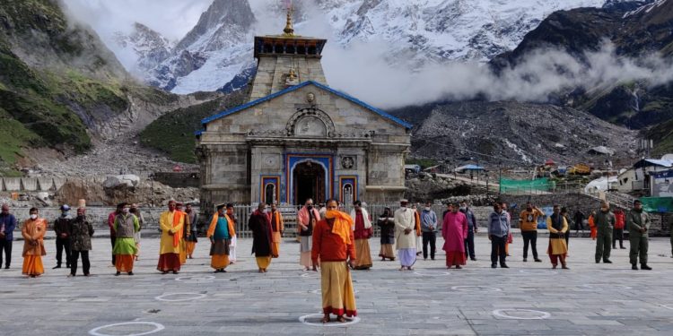 श्री केदारनाथ: मंदिर प्रांगण में केदारनाथ के तीर्थ पुरोरहितों, मंदिर समिति, पुलिस प्रशासन, समस्त केदारपुरी द्वारा रखा गया मौन, 2013 की आपदा में दिवंगत आत्माओं के लिए