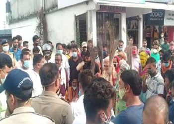 सफाई कर्मचारी ने किया मंत्री के आवास का घेराव, पुलिस और प्रशासन से हुई कहासुनी