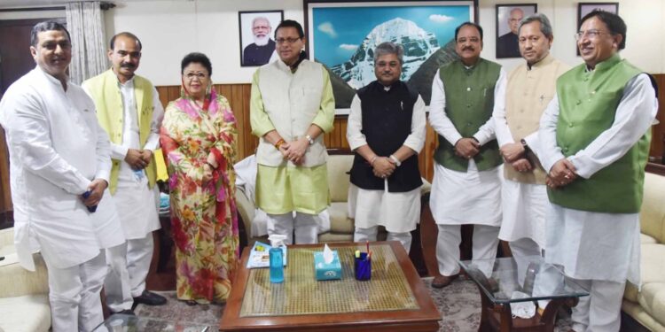 मुख्यमंत्री पुष्कर सिंह धामी ने नई दिल्ली स्थित उत्तराखण्ड सदन में राज्य के सांसदों के साथ प्रदेश के विकास से संबंधित विभिन्न बिंदुओं पर विचार-विमर्श किया