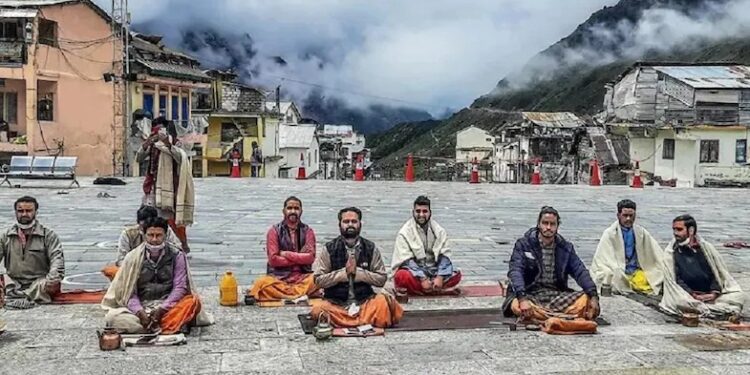 मुख्यमंत्री से मिले आश्वाशन के बाद देवस्थानम बोर्ड पर तीर्थ पुरोहितों का धरना स्थगित