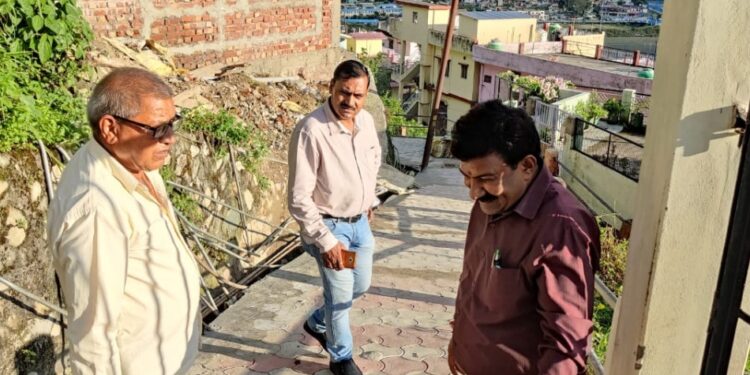 उत्तरकाशी : स्थानीय समस्याओं को सुलझाने सभासद और पालिका अध्यक्ष ने किया ज्ञानसू वार्ड का निरीक्षण