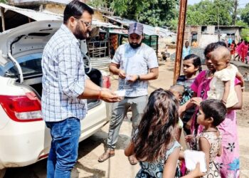 गरीबों की मदद को आगे आए ‘सर्व समाज फाउंडेशन’ एवं ‘पहल अ माइलस्टोन पत्रिका’, वितरित किए खाने के पैकेट्स और मास्क