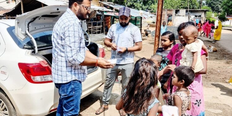 गरीबों की मदद को आगे आए ‘सर्व समाज फाउंडेशन’ एवं ‘पहल अ माइलस्टोन पत्रिका’, वितरित किए खाने के पैकेट्स और मास्क