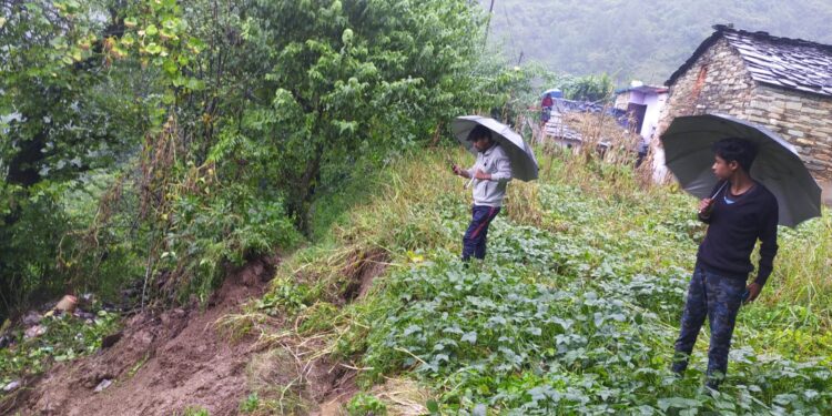 चमोली : भूस्खलन के कारण 12 परिवार खतरे की जद में, ग्राम सोरखा (कुण्ड डूंगरा) ग्रामसभा कुनेथ पट्टी कपीरी तहसील कर्णप्रयाग का मामला, प्रशासन का इन्तजार