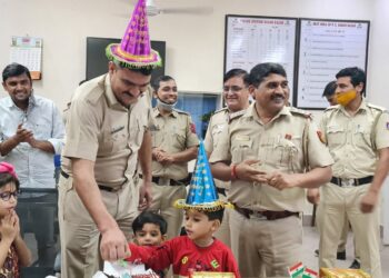 दिल्ली : सदर बाजार एसएचओ ने मनाया थाने में दिल्ली पुलिस के कॉन्स्टेबल का शानदार जन्मदिन