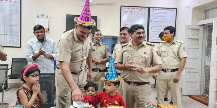 दिल्ली : सदर बाजार एसएचओ ने मनाया थाने में दिल्ली पुलिस के कॉन्स्टेबल का शानदार जन्मदिन