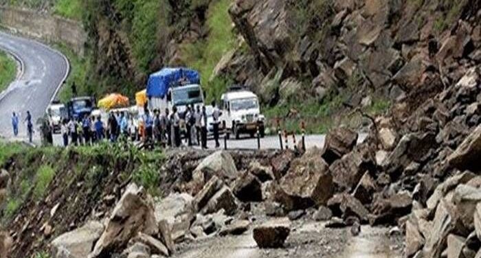 उत्तराखंड : बारिश के बाद कई जगह बंद, घंटों तक जगह-जगह फंसे तीर्थ यात्री