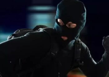 खाने में नशा देकर परिवार को किया बेहोश, 3 करोड़ का सामान और कार ले रफूचक्कर हो गए नौकर