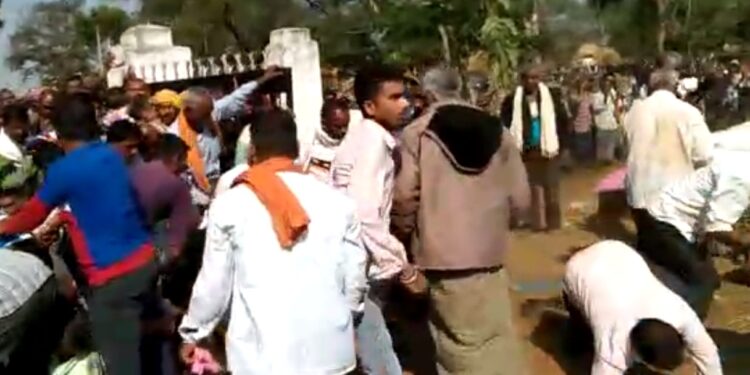 छत्तीसगढ़ : धान खरीदी केंद्र में टोकन लेने की होड़ में मची भगदड़, कई किसान हुए जख्मी