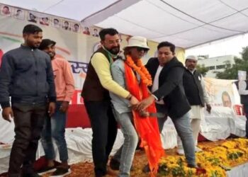 हरीश रावत की जनसभा में चाकू लेकर चढ़ा युवक, मचा हडकंप