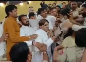 दिल्ली निगम सदन में AAP और BJP नेताओं के बीच चले लात-घूंसे