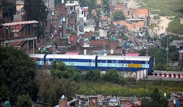 रेलवे की बेशकीमती जमीन पर अतिक्रमण, देखते रह गए रेलवे के पहरेदार!