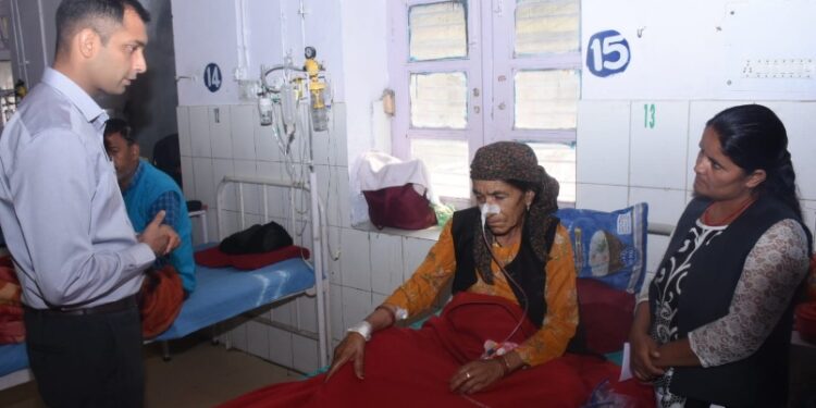 जिलाधिकारी ने किया जिला चिकित्सालय का निरीक्षण, स्वास्थ्य सुविधाओं का लिया जायजा