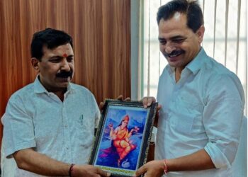 नगर पालिका अध्यक्ष रमेश सेमवाल ने यमुनोत्री विधायक संजय डोभाल को किया सम्मानित