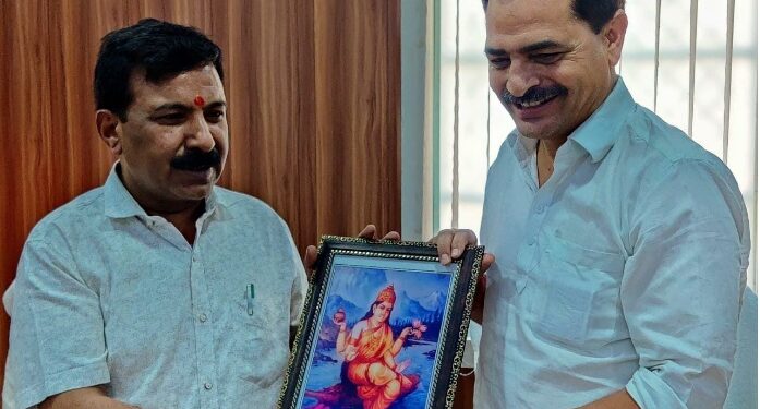 नगर पालिका अध्यक्ष रमेश सेमवाल ने यमुनोत्री विधायक संजय डोभाल को किया सम्मानित
