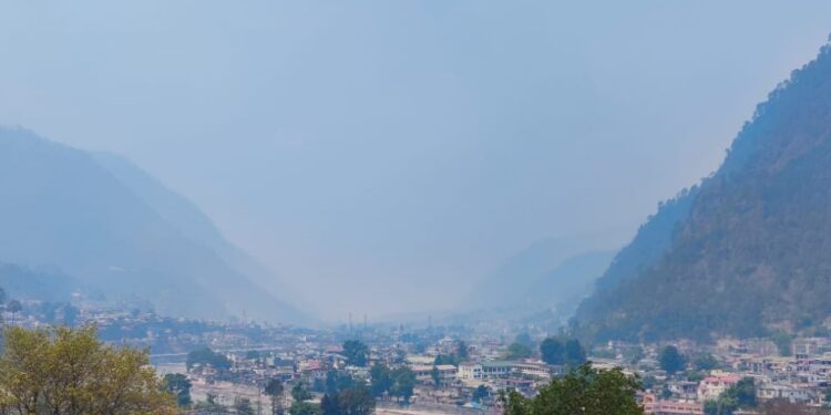 उत्तरकाशी के जंगलों में आग लगने से बच्चों ओर बूढ़ों में बढ़ रहा बीमारी का खतरा