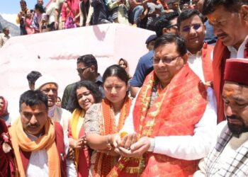 मुख्यमंत्री पुष्कर सिंह धामी ने धर्मपत्नी संग किया गंगा माँ के दर्शन