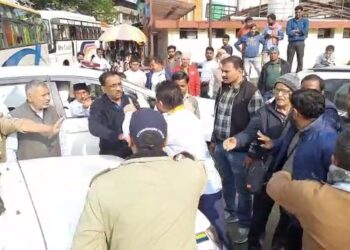 उत्तरकाशी में तेली की पूर्ति नही, गाड़ी की छत्त पर तेल लेकर आए श्रद्धालु?