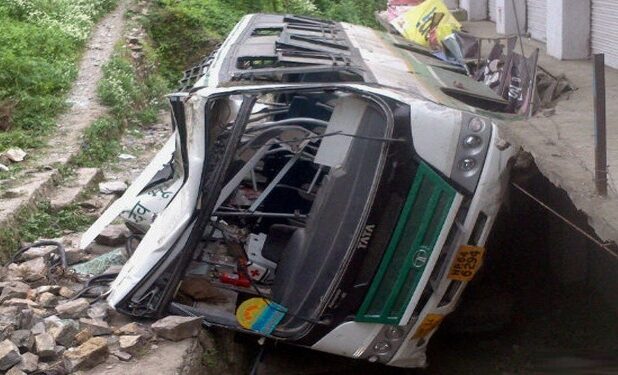 उत्तरकाशी : यमुनोत्री जा रही 40 यात्रियों से भरी बस खाई में गिरी, 6 की मौत