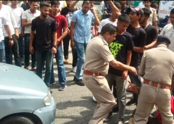 उत्तराखंड : 400 प्रदर्शनकारियों के खिलाफ केस दर्ज, जारी है बवाल