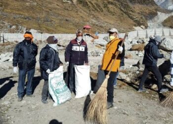 PM मोदी की अपील का असर, केदारनाथ धाम को स्वच्छ बनाने में जुटे पर्यटक
