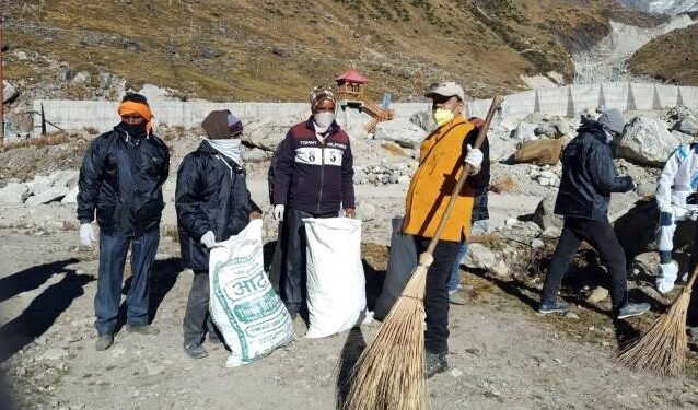 PM मोदी की अपील का असर, केदारनाथ धाम को स्वच्छ बनाने में जुटे पर्यटक PM मोदी की अपील का असर, केदारनाथ धाम को स्वच्छ बनाने में जुटे पर्यटक