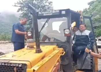 बादल फटने के बाद बुलडोजर पर आपदाग्रस्त क्षेत्र पहुंचे CM धामी