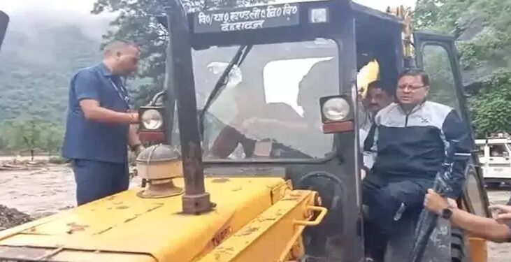 बादल फटने के बाद बुलडोजर पर आपदाग्रस्त क्षेत्र पहुंचे CM धामी