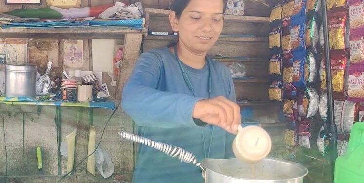 उत्तराखंड की MA पास ‘चायवाली’, जिनके हौसले को आप भी करेंगे सलाम