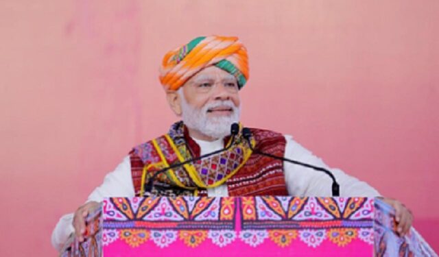 गुजरात को बदनाम करने व निवेश रोकने के लिए कई साजिशें रची गईं : पीएम मोदी गुजरात को बदनाम करने व निवेश रोकने के लिए कई साजिशें रची गईं : पीएम मोदी