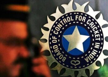 गेंद पर लगाया थूक तो एक्शन लेगी BCCI, बदल गए हैं क्रिकेट के ये नियम