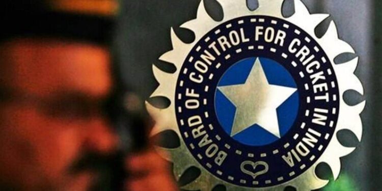 गेंद पर लगाया थूक तो एक्शन लेगी BCCI, बदल गए हैं क्रिकेट के ये नियम