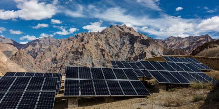 विचार: भारत में एनर्जी ट्रांज़िशन बॉटम-अप तरीक़े से होगा