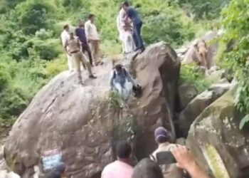 उत्तराखंड : पूर्व सीएम के पीछे पड़ा हाथी, गाड़ी छोड़ चट्टान पर चढ़कर ऐसे बचाई जान