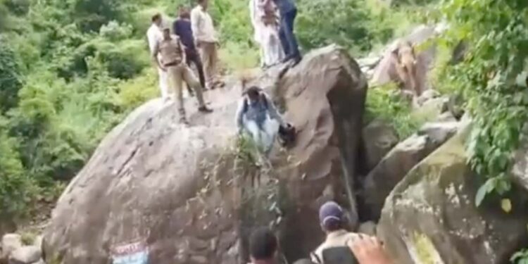 उत्तराखंड : पूर्व सीएम के पीछे पड़ा हाथी, गाड़ी छोड़ चट्टान पर चढ़कर ऐसे बचाई जान उत्तराखंड : पूर्व सीएम के पीछे पड़ा हाथी, गाड़ी छोड़ चट्टान पर चढ़कर ऐसे बचाई जान