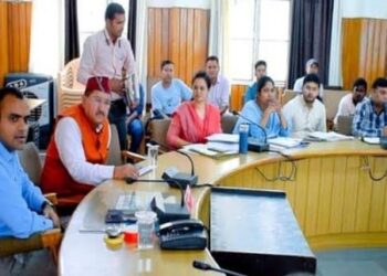 प्रभावितों की हर समस्या का समाधान करें रेलवे के अफसर : डीएम