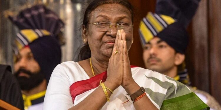 कांग्रेसी नेता ने राष्ट्रपति को कहा ‘चमचा’, NCW ने भेजा नोटिस कांग्रेसी नेता ने राष्ट्रपति को कहा ‘चमचा’, NCW ने भेजा नोटिस