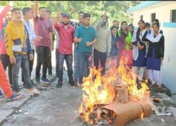 उत्तराखंड : छात्रों ने फूंका शिक्षा मंत्री तथा जिला प्रशासन का पुतला फूंका