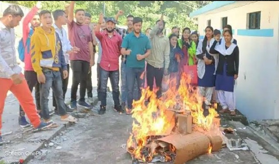 उत्तराखंड : छात्रों ने फूंका शिक्षा मंत्री तथा जिला प्रशासन का पुतला फूंका उत्तराखंड : छात्रों ने फूंका शिक्षा मंत्री तथा जिला प्रशासन का पुतला फूंका