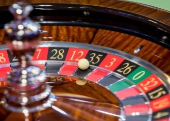 झोपड़ी में चला रहा था कैसीनो, फिल्मी स्टाइल में लगाते थे दांव, पुलिस ने ऐसे किया खुलासा